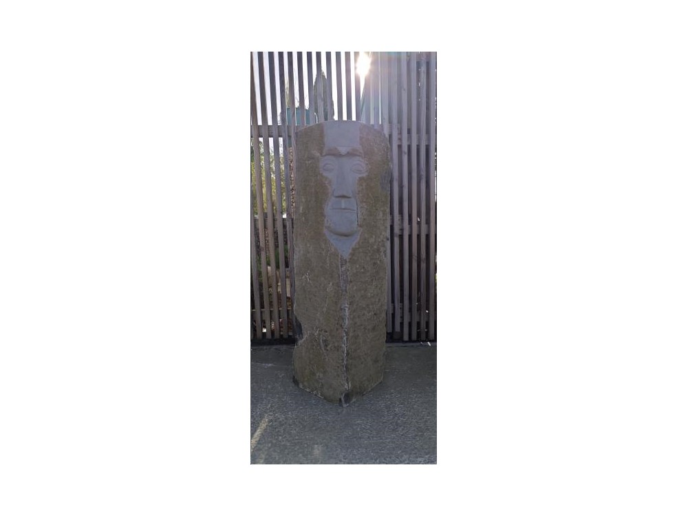 MONOLITHE Basalt visage reli 120 cm