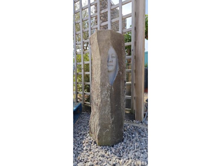 MONOLITHE Basalt visage rent 120 cm