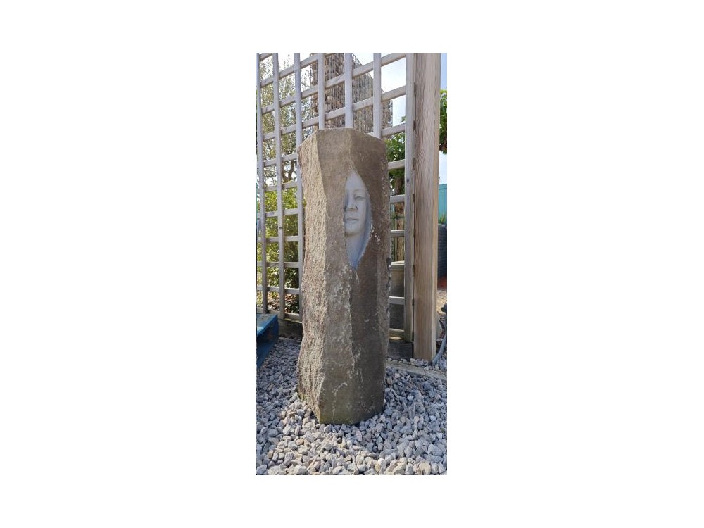 MONOLITHE Basalt visage rent 120 cm